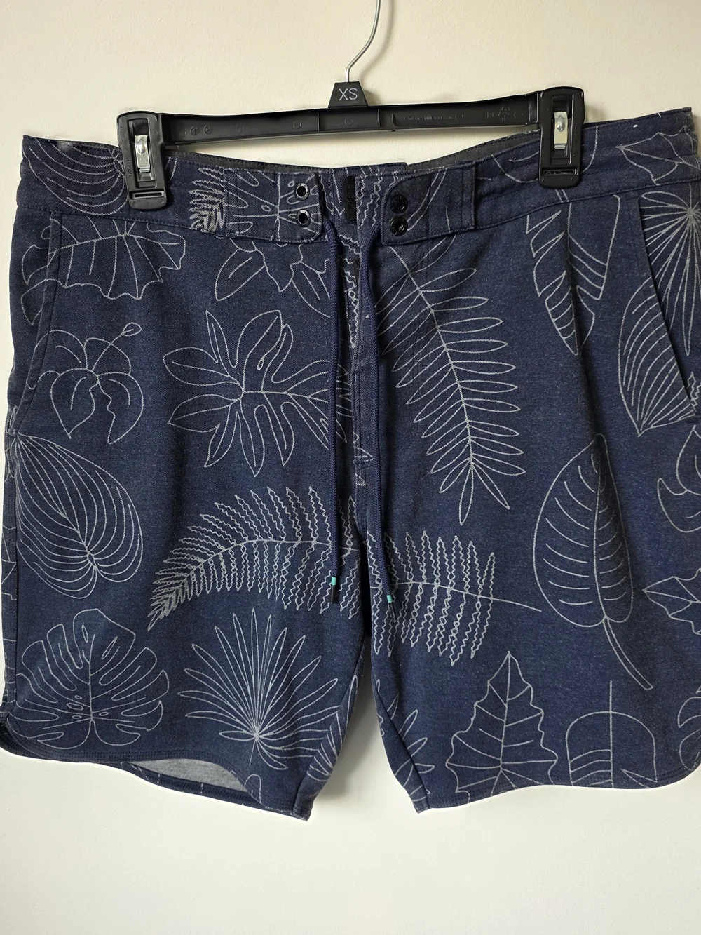 Vissla Tropical Pleasures Hybrid Boardshorts Men's L Navy Leaf Print Surf Shorts